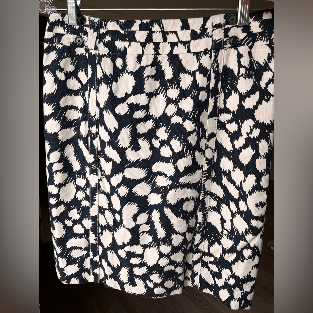 For Work or Play!  LOFT (EUC, Sz 4) Abstract Print Skirt in Black & White